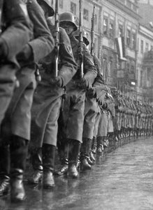 German Army Marches Out — मार्टिन मुंकाकसी