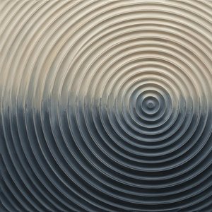 Ecos Monolíticos De Equilibrio Eterno En Relieve Esculpido De Crema Y Carbón — Laurent Fabre, Arte Neo-abstracto