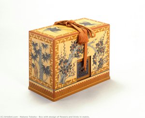 Box with design of flowers and birds in makie.